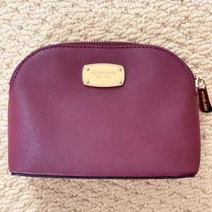 MICHAEL KORS CINDY
SAFFIANO LEATHER
SMALL ZIP COSMETIC POUCH/MAKE-UP BAG